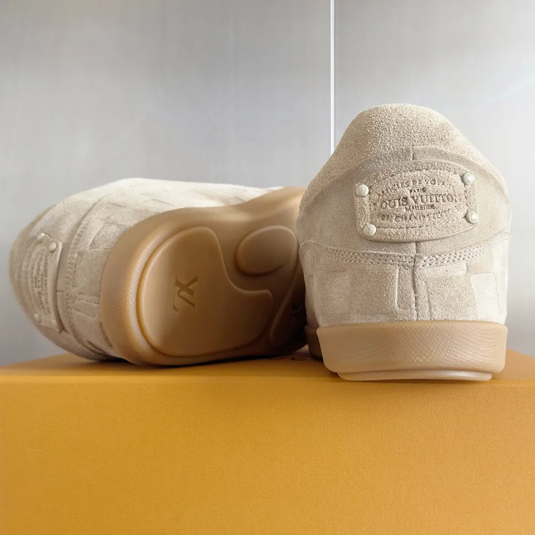 [L Family x Ingo joint model] Top P: 820💰 ▪️Size: Women's 35-40 (customized at 41.42 for women). Men's 39-44 (customized at 38.45.46) LV x Ingo joint model Top version Fatty Forrest Gump shoes Thick sole Couple model Casual sports shoes Original purchase and development Production LV Yeti lace-up shoes from LV Yeti The series combines Japanese "small feet" fashion aesthetics with classic Louis Vuitton elements in avant-garde strokes, subtly paying tribute to the traditional Japanese culture of taking off shoes when entering the house. The suede cow leather is partially embossed with Nigo's reinterpreted Damier pattern, and the comfortable casual shoe configuration highlights street style. Exquisite packaging at the delivery counter🛍📦 ▪️Fabric: Original imported first-layer cowhide ▪️Inner lining: Original custom-made breathable mesh ▪️Sole: Original molded non-slip TPU material ▪️Sole thickness: 5CM